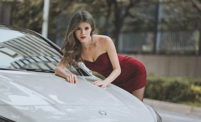 美女的最爱最美红外黑内配色，经典豪华轿跑仅售13万多还买什么比亚迪