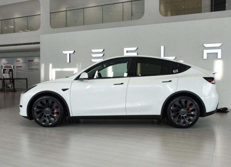 狂踩Model Y，余承东这是把特斯拉当作苹果了？