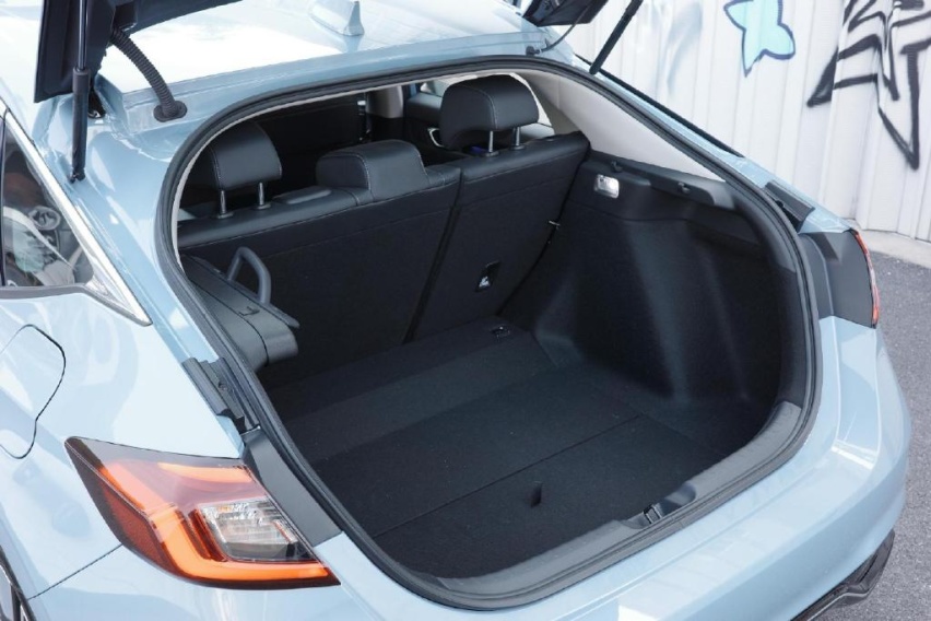 试驾型格HATCHBACK混动版：比高尔夫油耗更低、空间更大