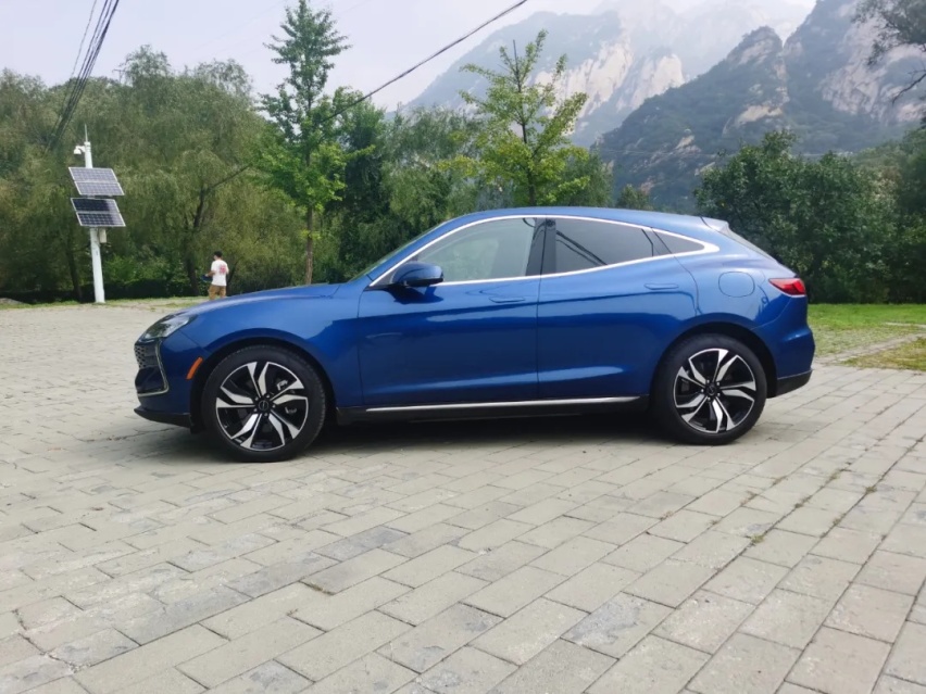 试驾赛力斯SF5，除了背靠华为，它还有什么亮点？