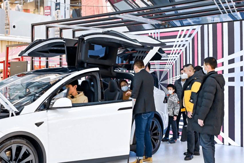 特斯拉“地表最强SUV”Model X Plaid亮相北京来福士