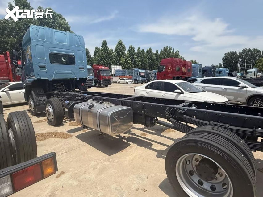乘龙H5 6×2平板运输车：玉柴黄金动力加持 助您高效创富