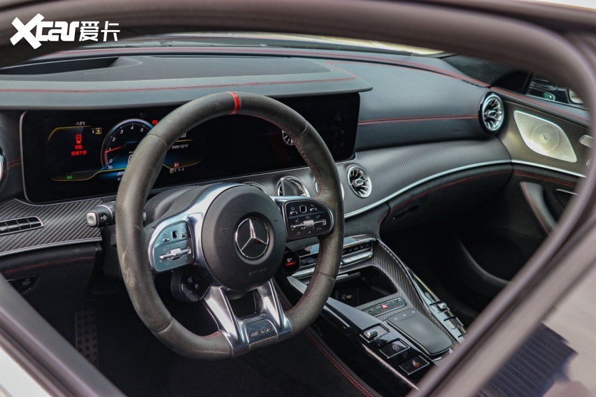 奔驰内部豪华感十足的设计风格,虽然与s级带来的那种豪华游艇般的内饰