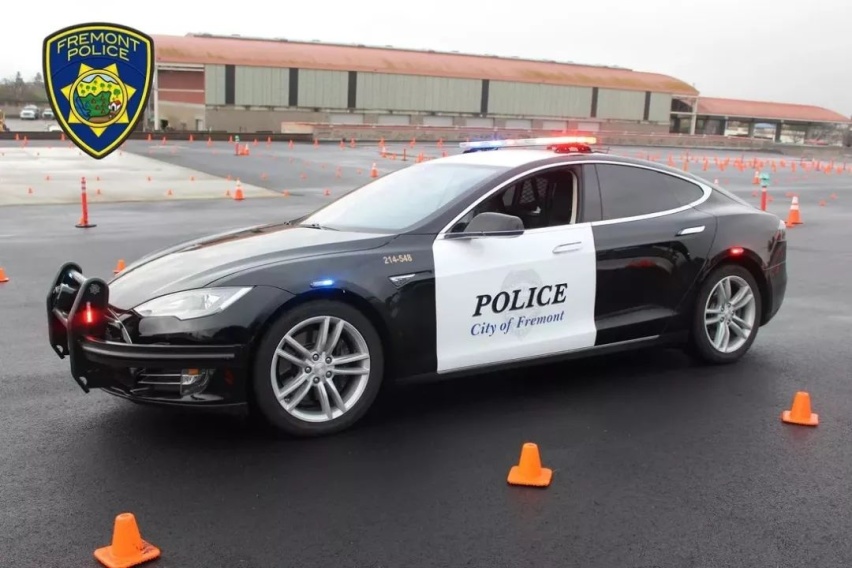 特斯拉警车飚至193Km/h追捕罪犯！关键时刻居然没电了？
