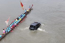 开车在水上跟龙舟一起玩耍，仰望U8这次真是玩得太刺激了！