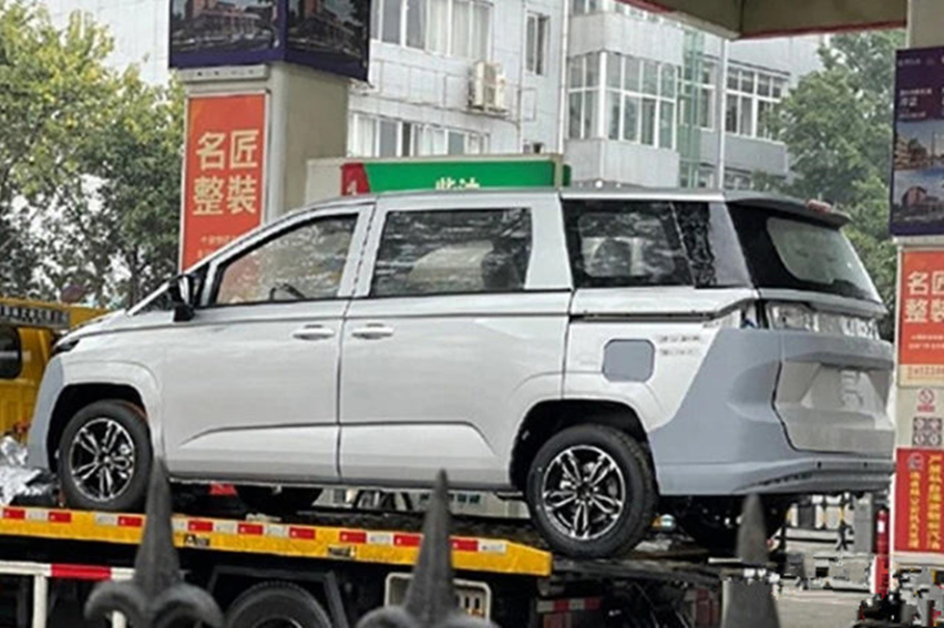 五菱全新MPV谍照曝光，采用獠牙式大灯，前脸风格很跨界