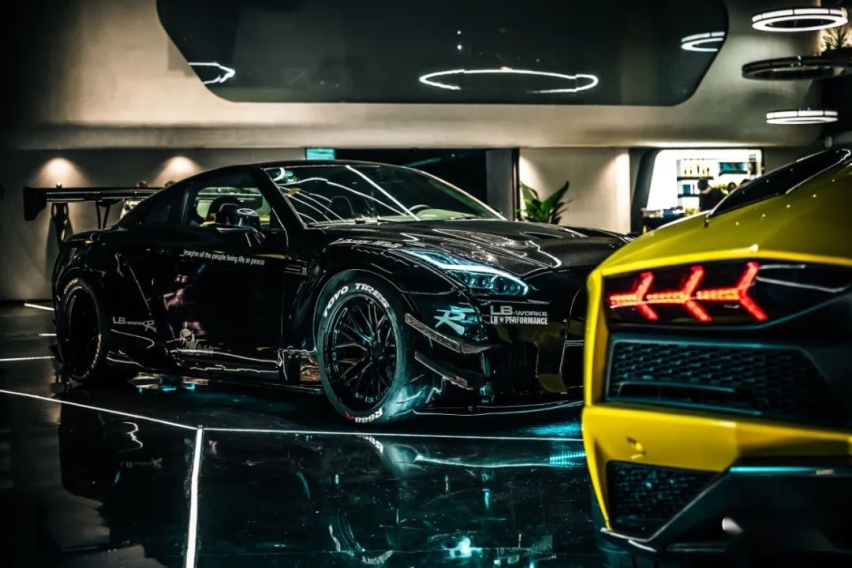 再次进化的日产GT-R R35，单单机舱就放进了两台思域的价格