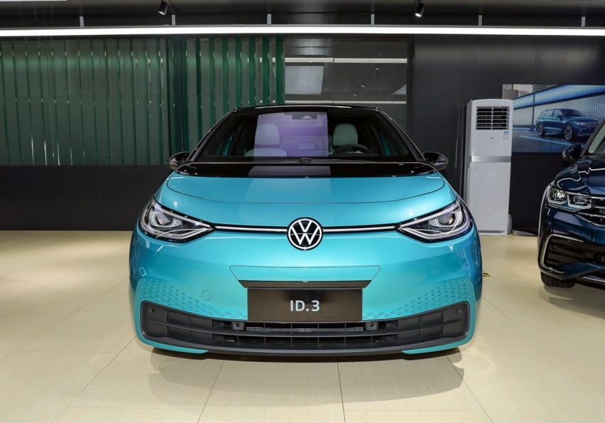 大众打造的全新两厢车，轴距超高尔夫，车标会发光，预计13万元起