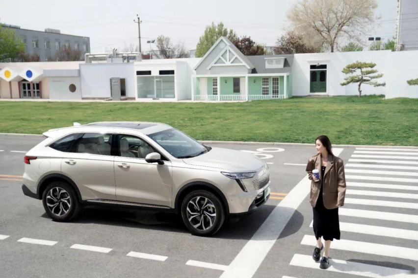 卷王来了!15万入手插混四驱中型SUV,17万买5米旗舰家轿