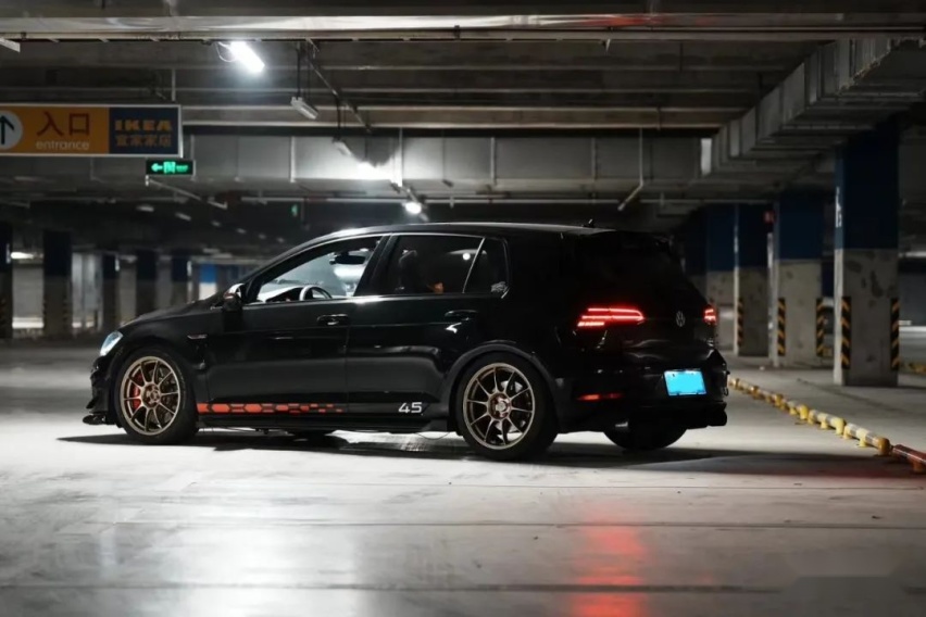 走街范的大众7.5代高尔夫GTi，这种干净素雅的感觉就很棒