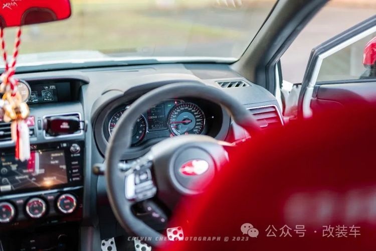 樱花粉点缀的竞技风11代斯巴鲁WRX STI，小姐姐都表示无法抗拒
