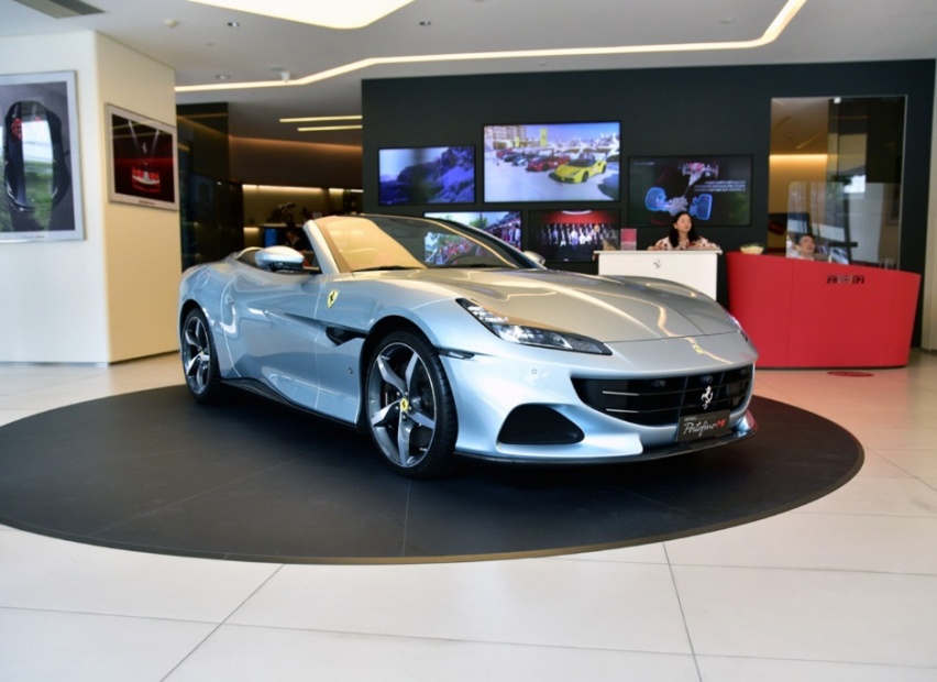 3.9T V8的数据绚丽夺目，法拉利的光环璀璨耀眼，Portofino