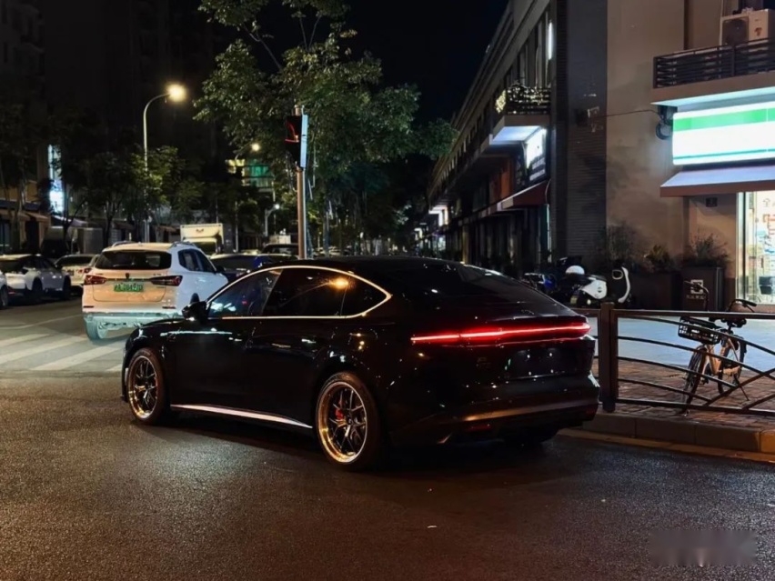 气动加持的姿态风蔚来ET5，趴在地上的瞬间就很