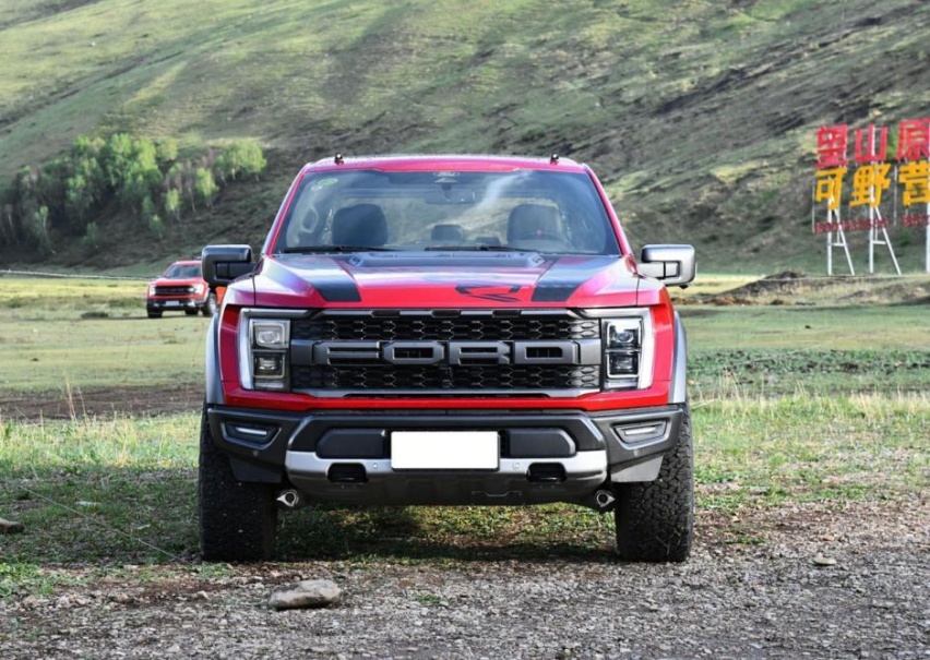 开着福特猛禽F-150，气势完胜奔驰大G和陆地巡洋舰，谁更大？