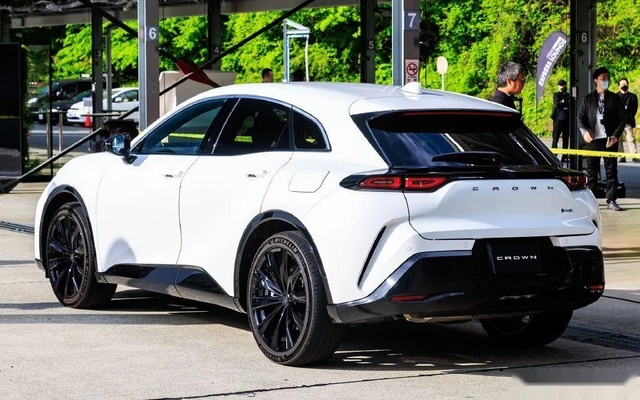 丰田皇冠首款SUV！撞脸法拉利新车 价格媲美奥迪Q5L！