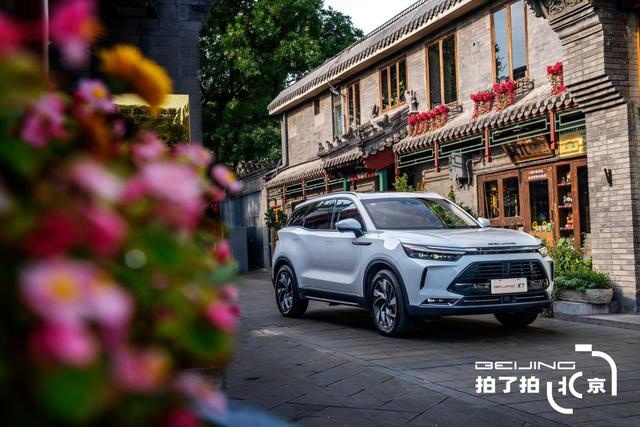 BEIJING拍了拍北京：在时光的温情中照见新生代
