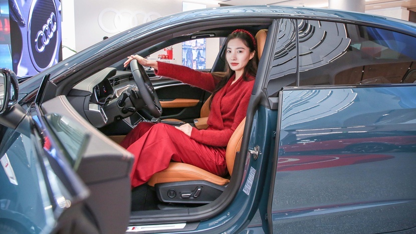 无框车门很拉风，3.0T动力很上头，上汽奥迪A7L到店实拍