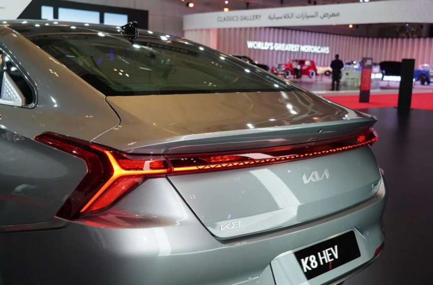 起亚的全新C级车，长5米多，搭载3.5L V6发动机，车尾像红旗H6