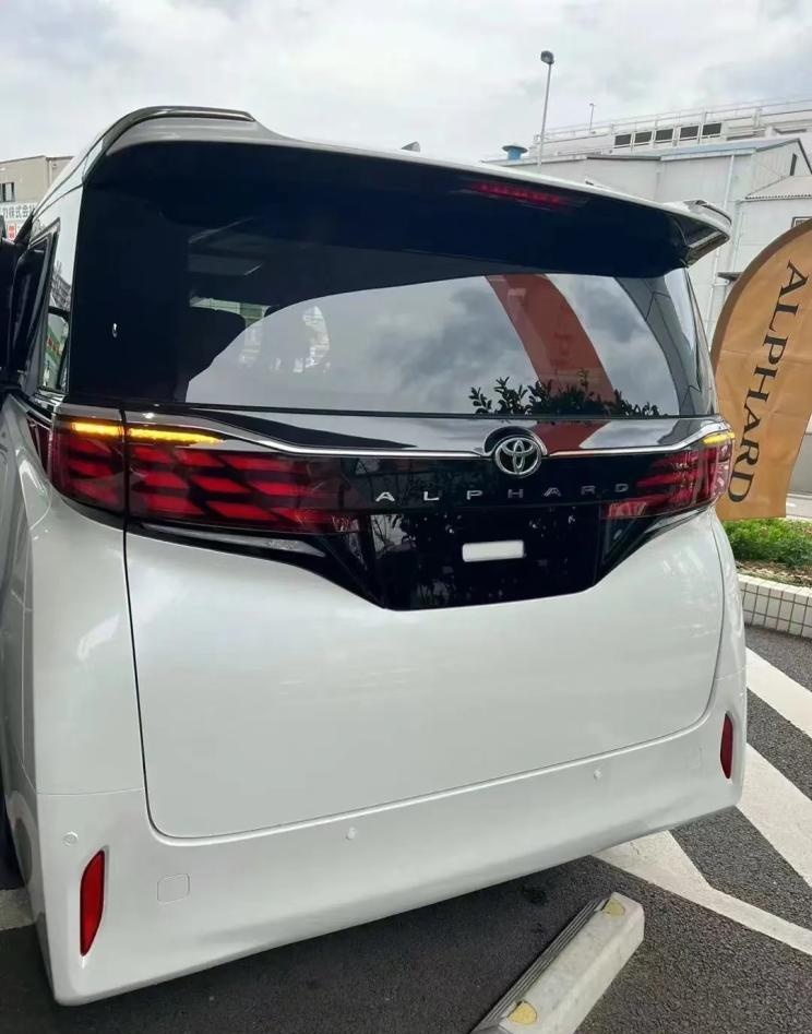 日本网友全新埃尔法提车，标配约合人民币32万，你啥感受？