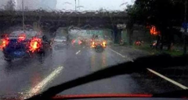 小心驶得万年船，暴雨天开车需要注意这几点，再看一次加深记忆