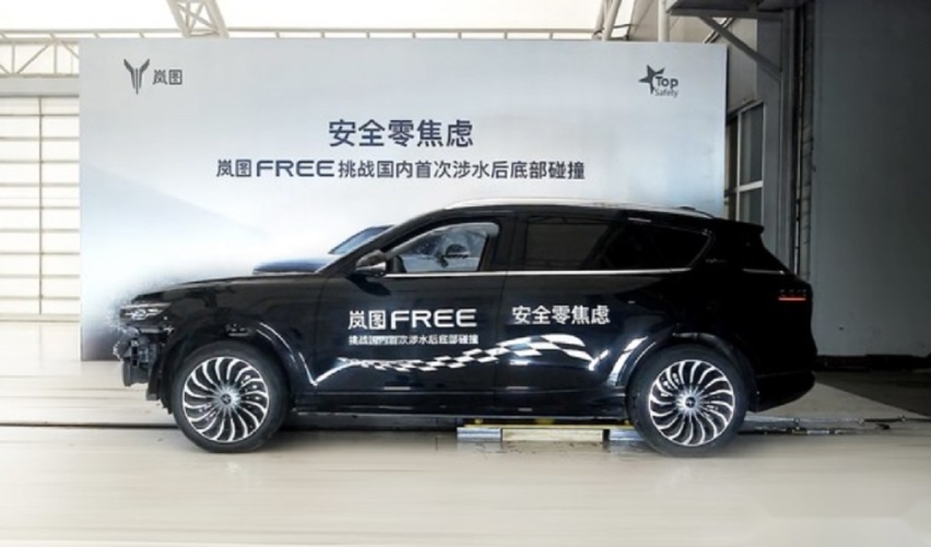 ​岚图FREE挑战涉水后底部碰撞测试，结果优异，重新定义标准