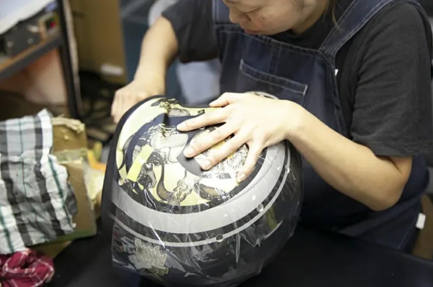 顶级头盔的诞生过程 Arai头盔工厂探秘之旅