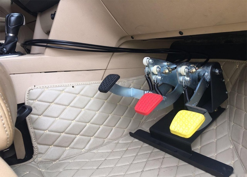 新手练车，能否装个副刹车避免危险呢？老司机：事情没那么简单