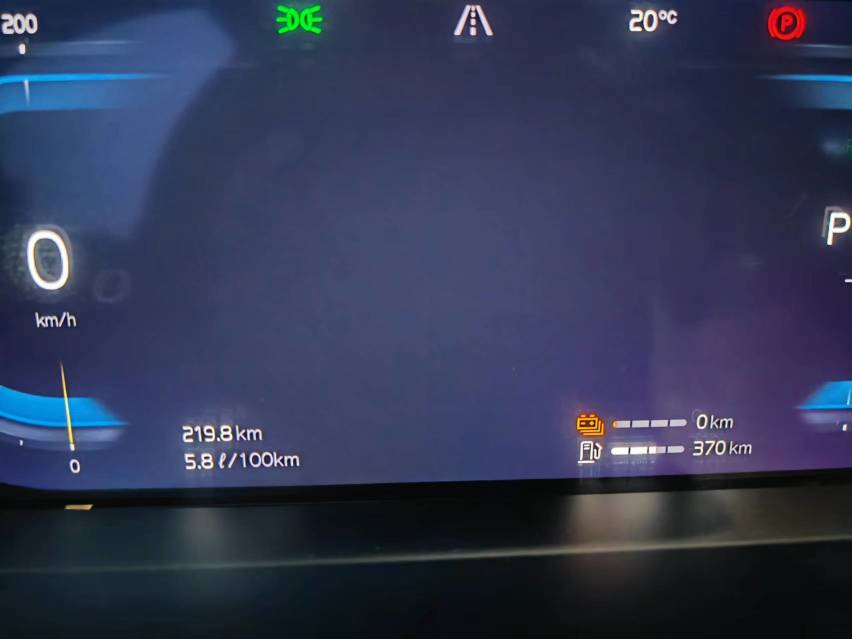 这款行政级车百公里油耗仅5升，动力强、安全系数高还是豪华品牌