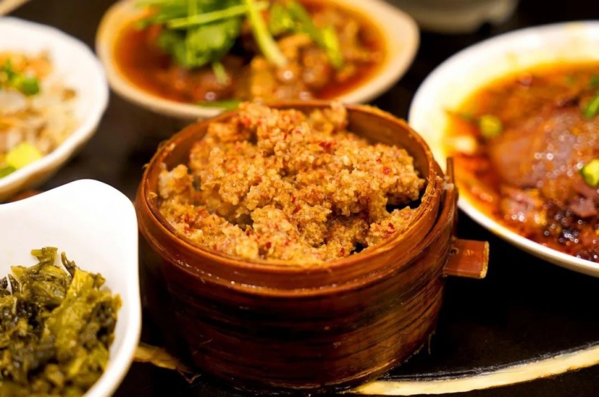 开星越L打卡重庆宝藏羊肉馆，感悟山城人间烟火气