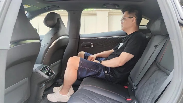 试驾官丨深蓝S7纯电首试，遮阳板“变”屏幕，卷翻Model Y？