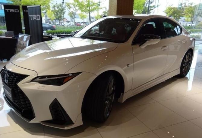 新知达人, 雷克萨斯IS TRD版实车 运动套装+下扩散器+2.5L混动