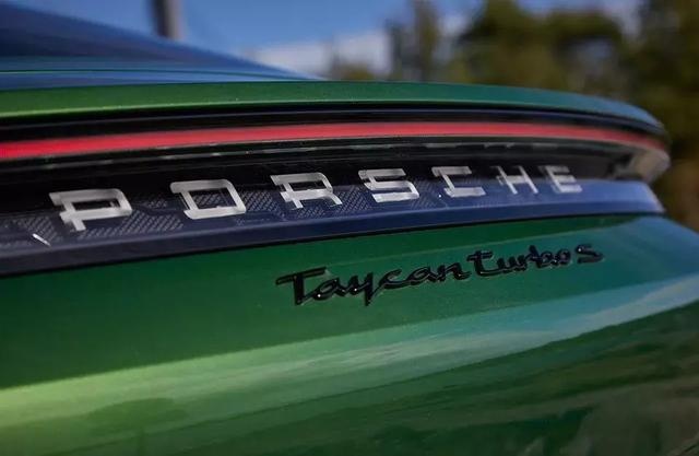 德国不限速高速试驾保时捷Taycan：2.8秒破百，连续弹射一直爽
