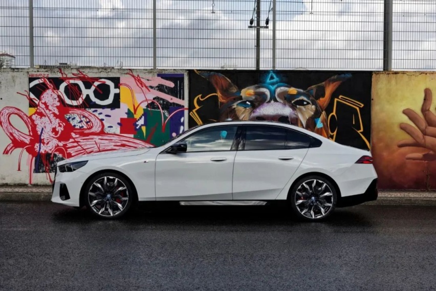 快得离谱！全球首试宝马i5 M60 xDrive，明年引进国内！
