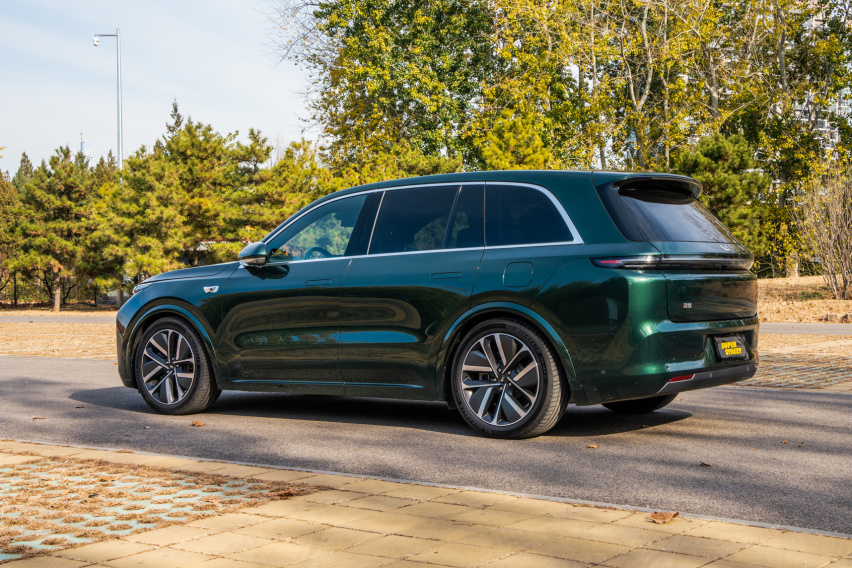 理想L8中大型SUV 智能驾驶很好用 车内娱乐设施丰富