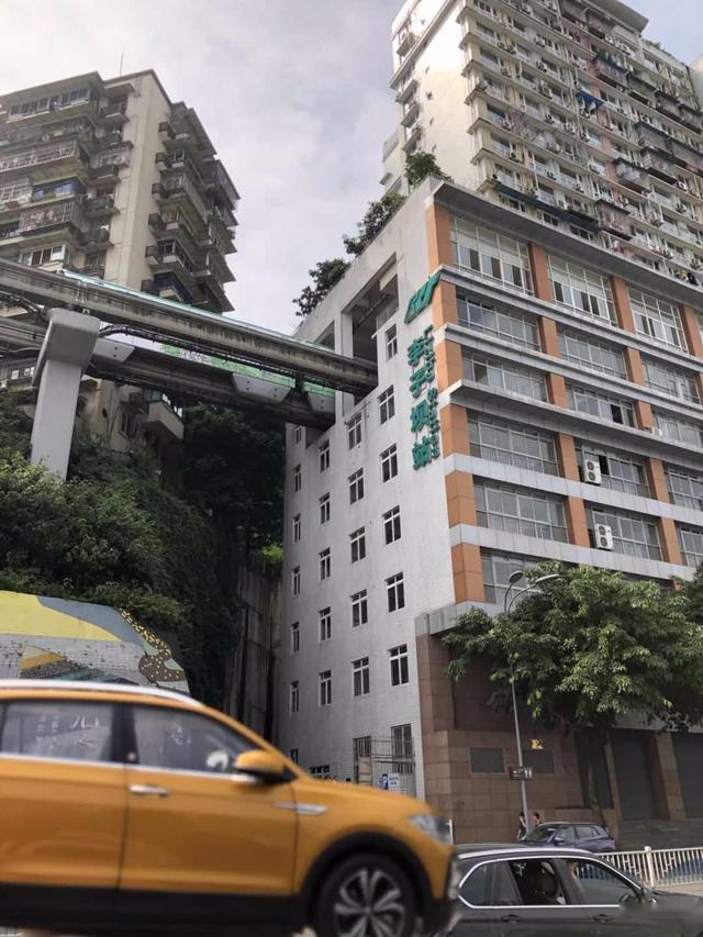 在重庆，开偏30°怕的不是撞车，而是走错路，因为导航都不灵