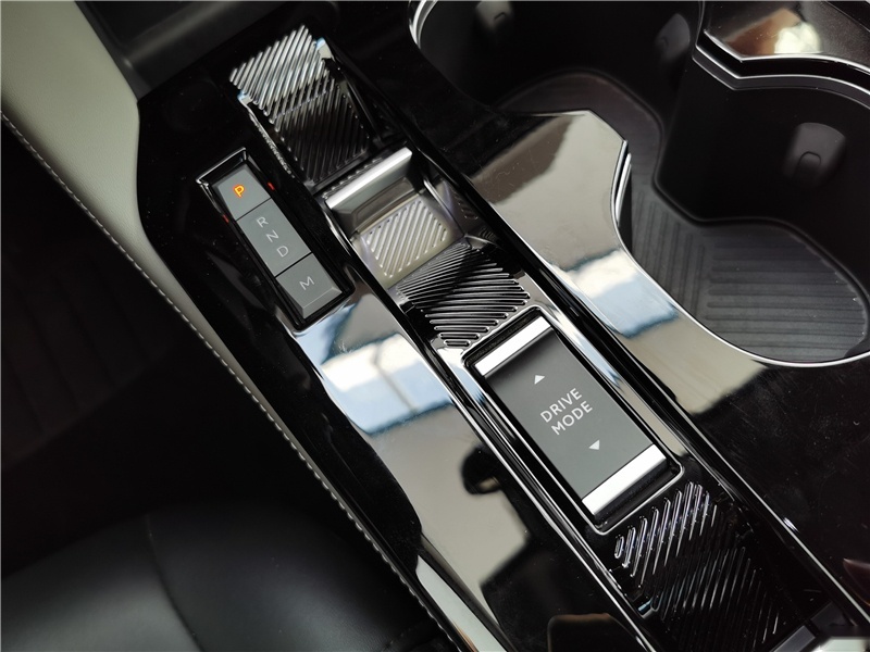 静态实拍凡尔赛C5 X，一种轿车+SUV+旅行车的新品类？