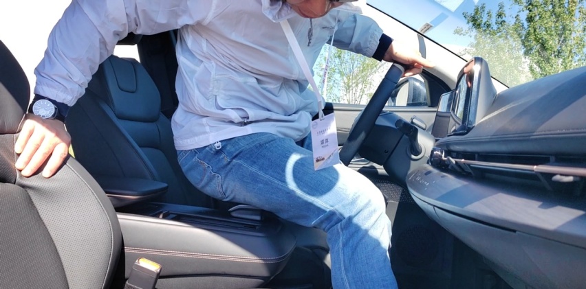 东风日产ARIYA凭什么被称为纯电SUV里的全能战士，试驾完告诉你
