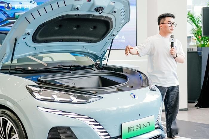 重新定义豪华大五座SUV 腾势N7智能豪华猎跑SUV惊艳亮相杭州