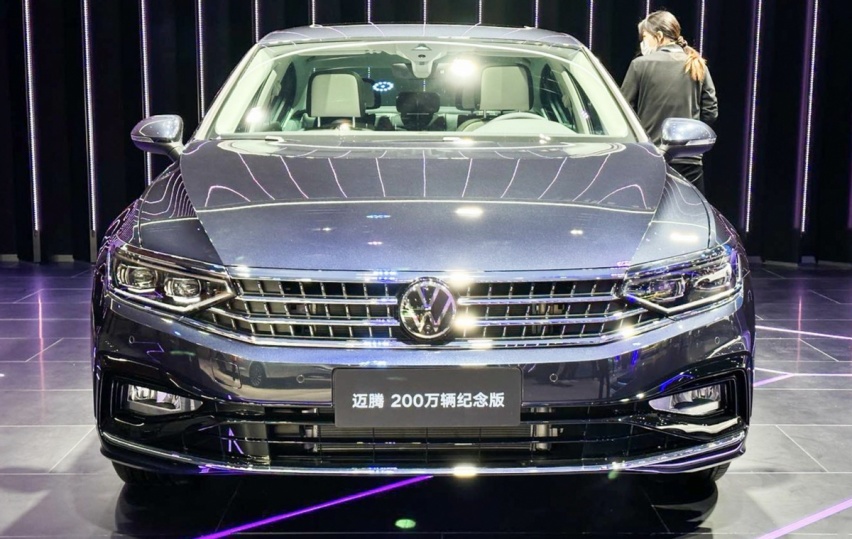 全新一代大众迈腾实车曝光，新增1.5T，配发光logo