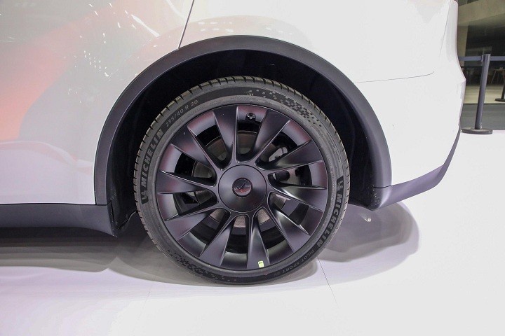 理想L7正式上市，整体性能不错，能否击败大降价后的特斯拉Model Y