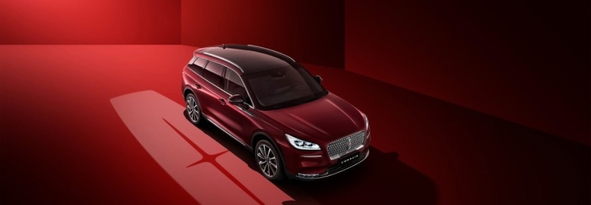 XT4对比冒险家，谁更能俘获小姐姐的心？