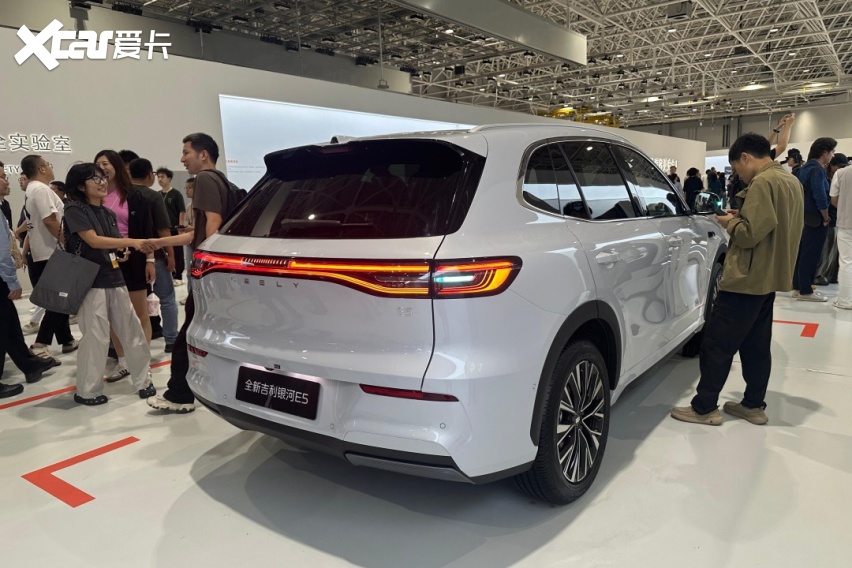 吉利智充发布 重塑全球补能新标杆 全新吉利银河E5同步上市