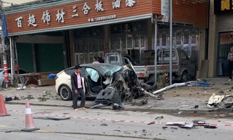 还没完，温州又一特斯拉失控引发多车事故，这次不是刹车问题