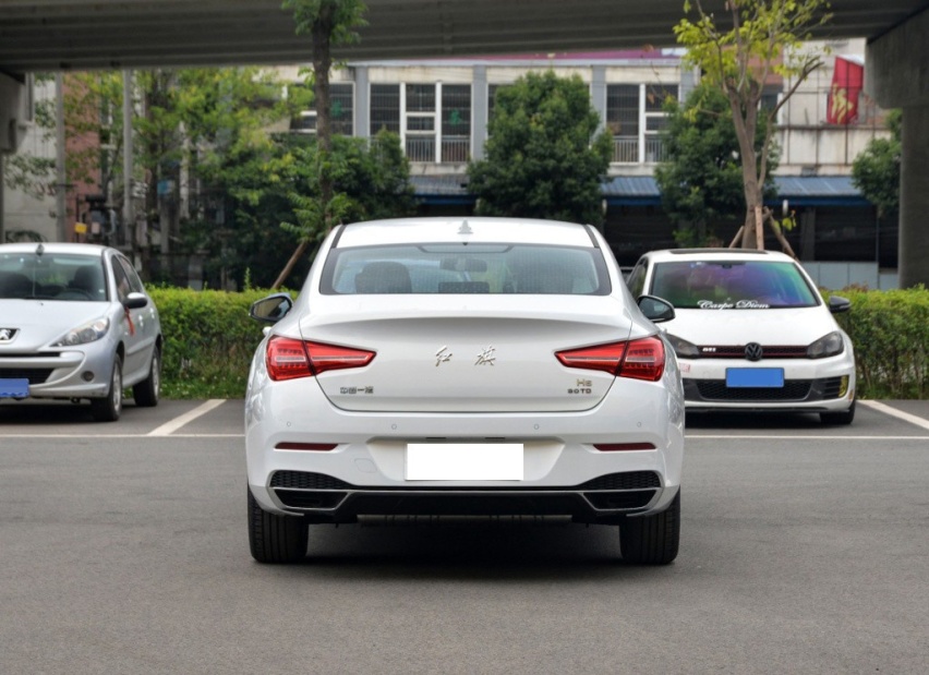 红旗抬高豪车性价比，比宝马3系大，14万可入手，月销一万多台