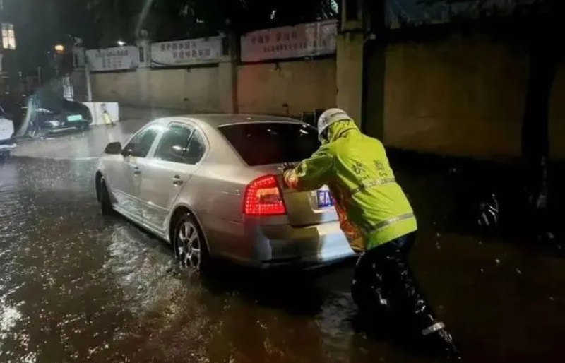 暴雨过后，爱车被泡水了，保险都能赔吗？这些情况不一定！