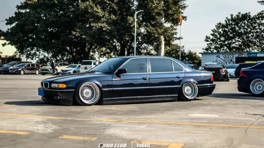 变身成安全车的奔驰AMG C63，这下真是玩出了自己的风格