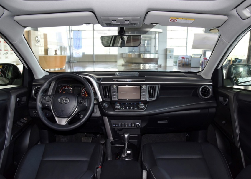 老款荣放RAV4，轴距2660mm，2.0L自吸配合CVT