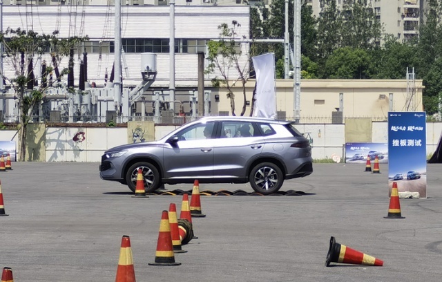 上市首月销量破1.6万辆，宋Pro DM-i冠军版开起来怎样？