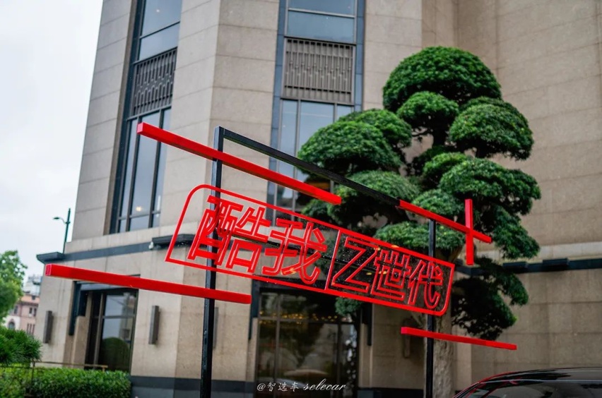 颜值能打，尺寸加长，细节更懂国人，实拍国产起亚K5凯酷