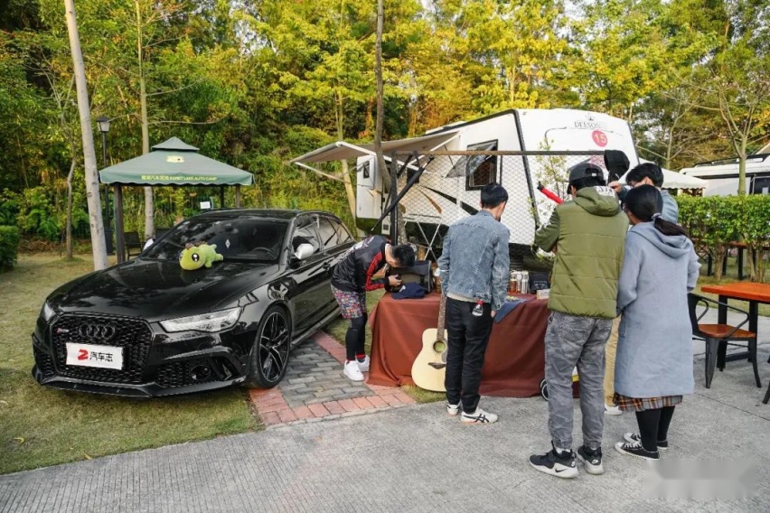 刚从赛道下来就去了车友聚会，奥迪RS4是一辆怎样的车？